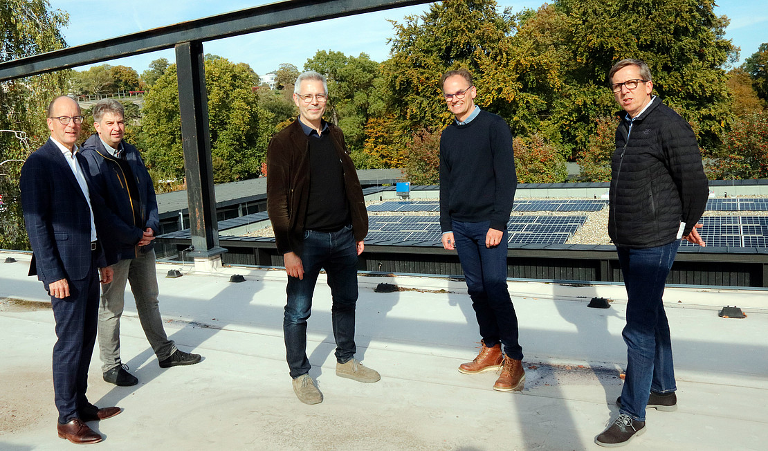 Nachhaltigkeit steigern: cdw Stiftung übergibt neue Solaranlage an Universität